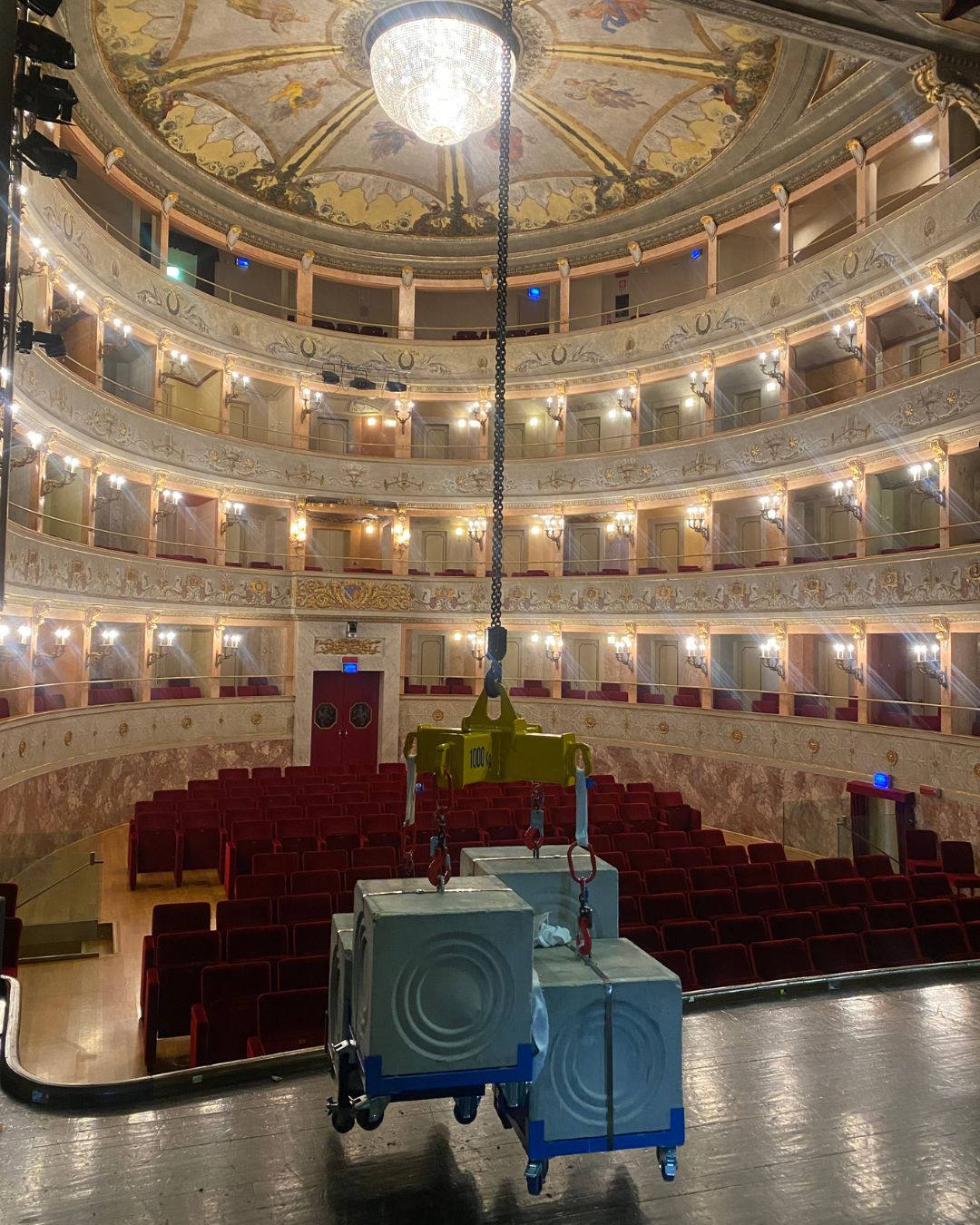 Interno edificio con cupola illuminata e intervento di sollevamento industriale - Avantaggiato Sollevamento snc