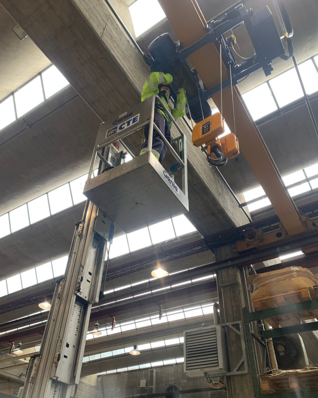 Tecnico su piattaforma elevatrice per manutenzione in altezza - Avantaggiato Sollevamento snc
