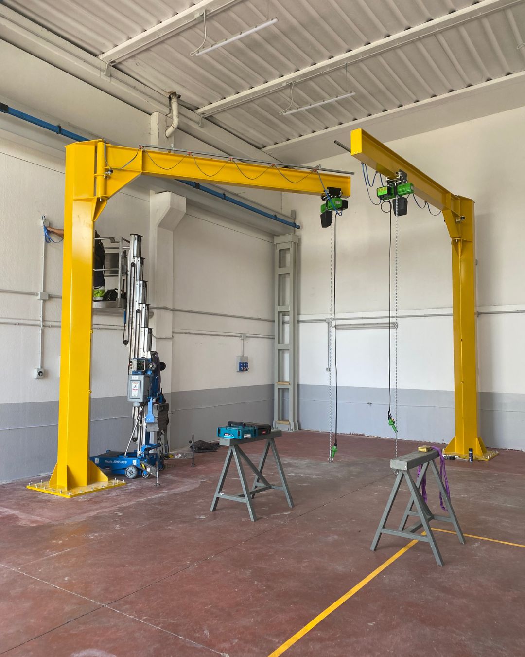Struttura con gru a portale per sollevamento industriale in officina - Avantaggiato Sollevamento snc
