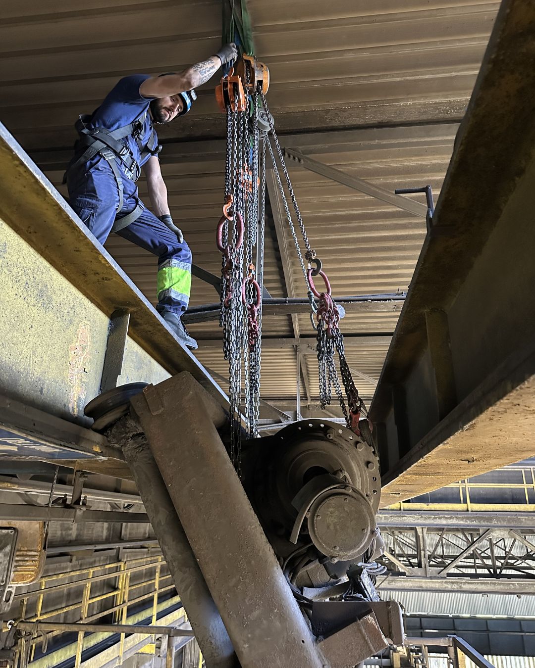 Lavori in quota su trave industriale con sistema di sicurezza - Avantaggiato Sollevamento snc