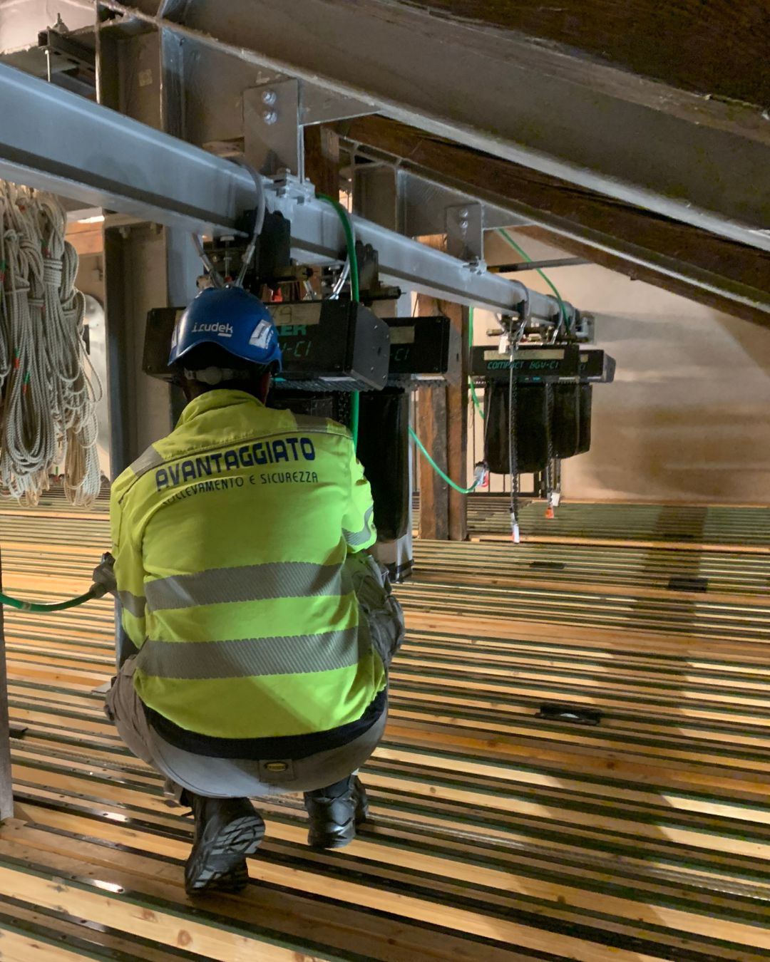 Tecnico con imbracatura durante intervento su struttura in legno - Avantaggiato Sollevamento snc