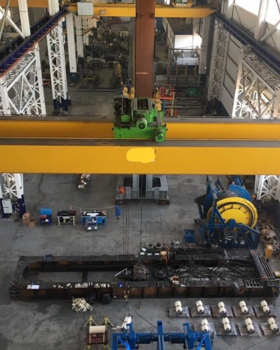 Vista dall’alto di cantiere con operazioni di sollevamento pesi - Avantaggiato Sollevamento snc